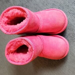 UGG Classic II Pink Bloom Fuchsia Sheepskin Boots Size 6T Toddlers Girls